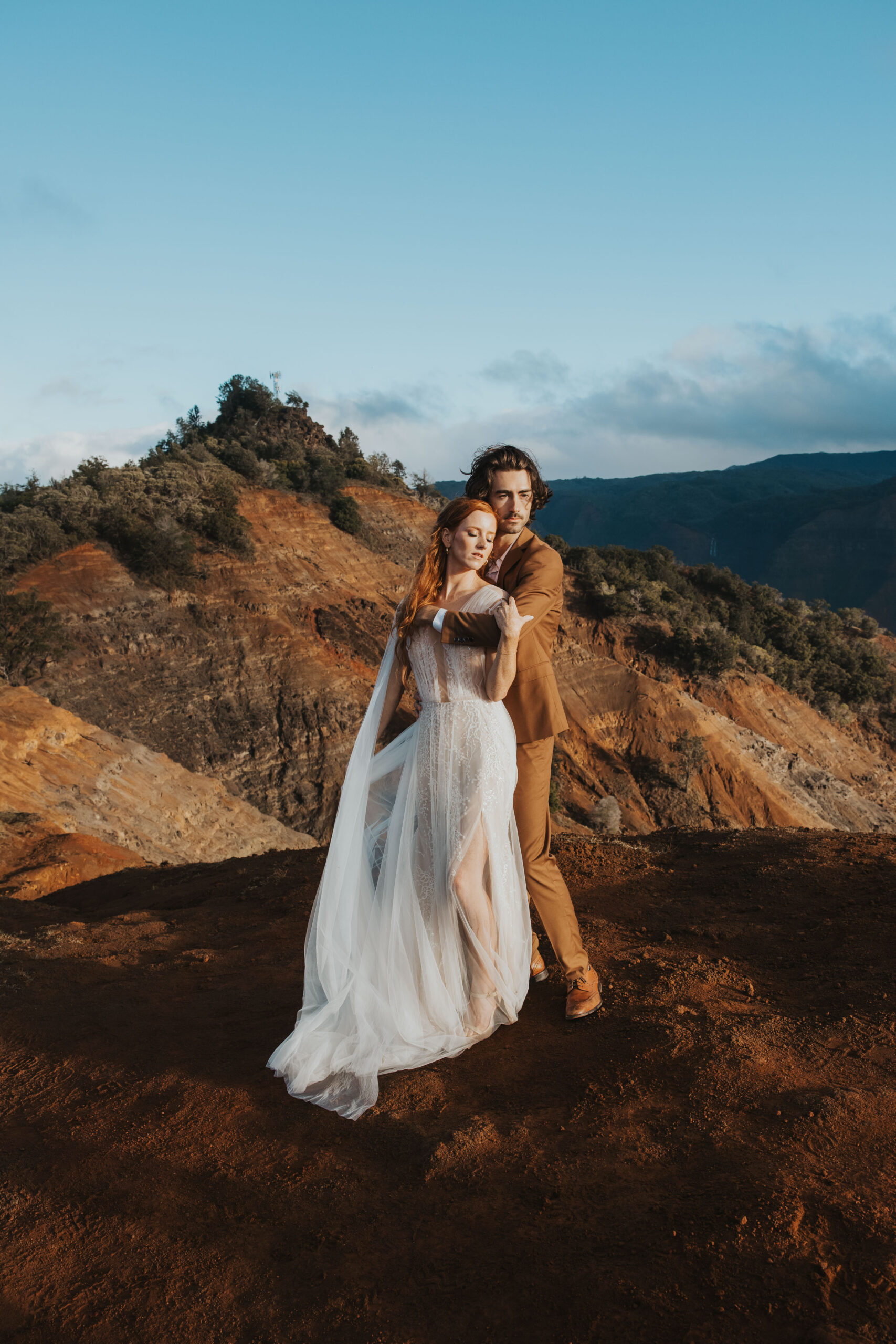 couple eloping in hawaii